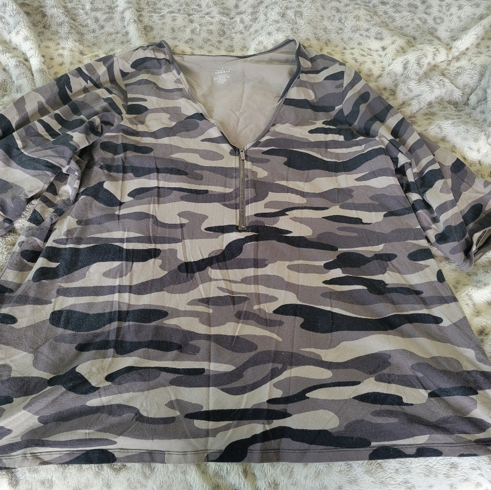 Torrid V neck black and grey print camo print top